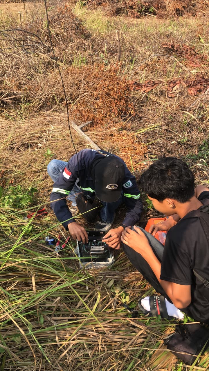 Tim Bulian Net menyambung serat optik di lapangan